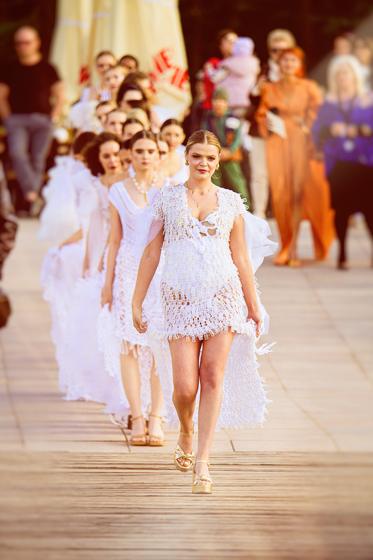 International Cały Fashion 2026 nad jeziorem Ukiel w Olsztynie pokazało, jak moda, makijaż, backstage i regionalna energia tworzą profesjonalne wydarzenie beauty & fashion.